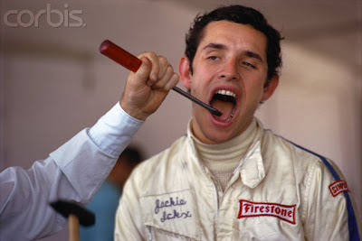 Жаки Икс с отверткой во рту на Гран-при Испании 1970