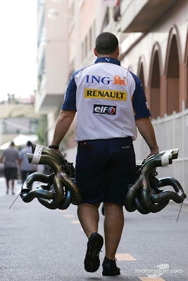 механик Renault несет выхлопные трубы в паддоке Гран-при Монако 2007