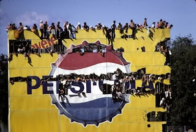 тифози на рекламной конструкции Pepsi на Гран-при Италии 1970