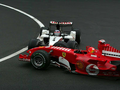 Такумо Сато врезается в Михаэля Шумахера на Гран-при Бельгии 2005