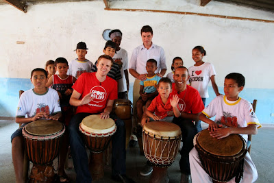 Джек Хамфри и Льюис Хэмилтон играют на барабанах с детьми на Гран-при Бразилии 2009