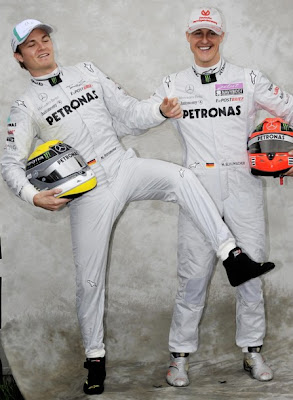 Нико Росберг и Михаэль Шумахер валяют дурака на фотосессии на Гран-при Австралии 2011