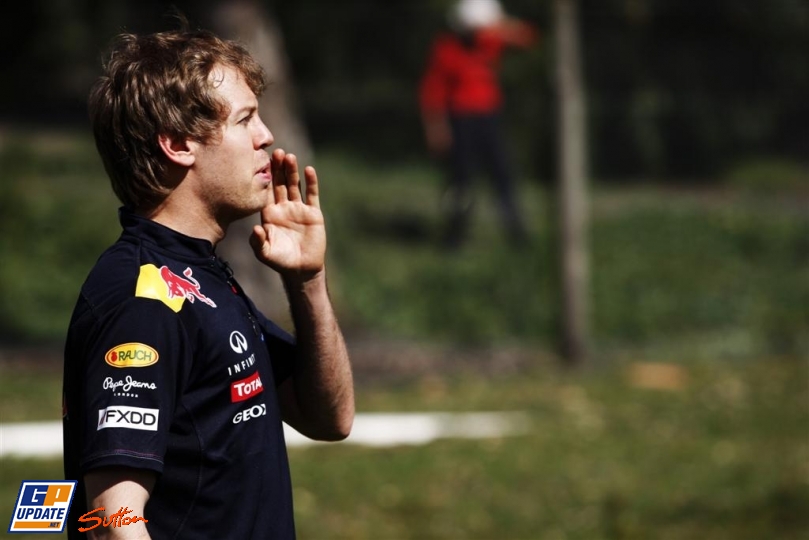 Себастьян Феттель зовет кого-то на Гран-при Австралии 2011