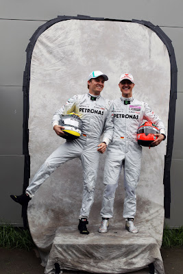 Нико Росберг и Михаэль Шумахер дурачатся на фотосессии Гран-при Австралии 2011