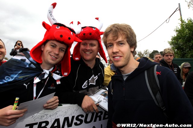 Себастьян Феттель с болельщиками в шапках-быках на Гран-при Австралии 2011