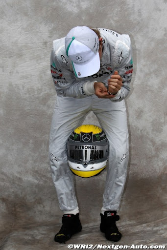 rosberg_pose_helmet_aus11.jpg