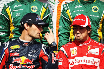 Марк Уэббер показывает палец Фернандо Алонсо на фотосессии перед стартом Гран-при Австралии 2011
