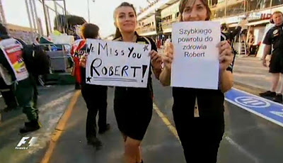 болельщики Роберта Кубицы на Гран-при Австралии 2011 с листочками We Miss You Robert