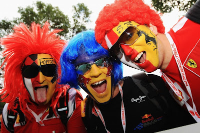 разукрашенные лица болельщиков Ferrari и Red Bull на Гран-при Австралии 2011