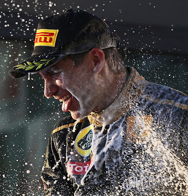 Виталий Петров в брызгах шампанского на подиуме Альберт-Парка 2011 на Гран-при Австралии