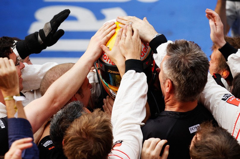 Льюис Хэмилтон обнимается с механиками McLaren после победы на Гран-при Китая 2011