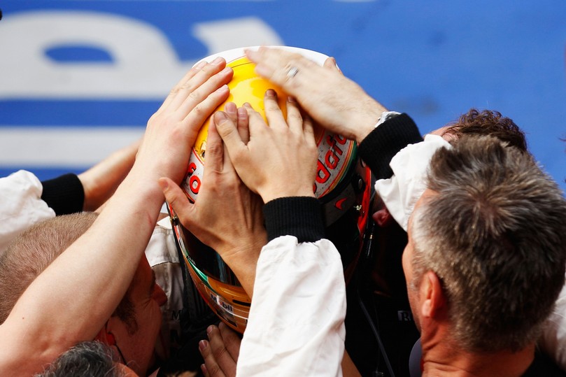 механики McLaren прикасаются к шлему Льюиса Хэмилтона после его победы на Гран-при Китая 2011