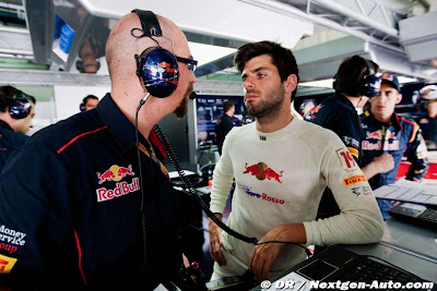 Хайме Альгерсуари разговаривает с механиком в боксах Toro Rosso во время свободных заездов на Гран-при Австралии 2011