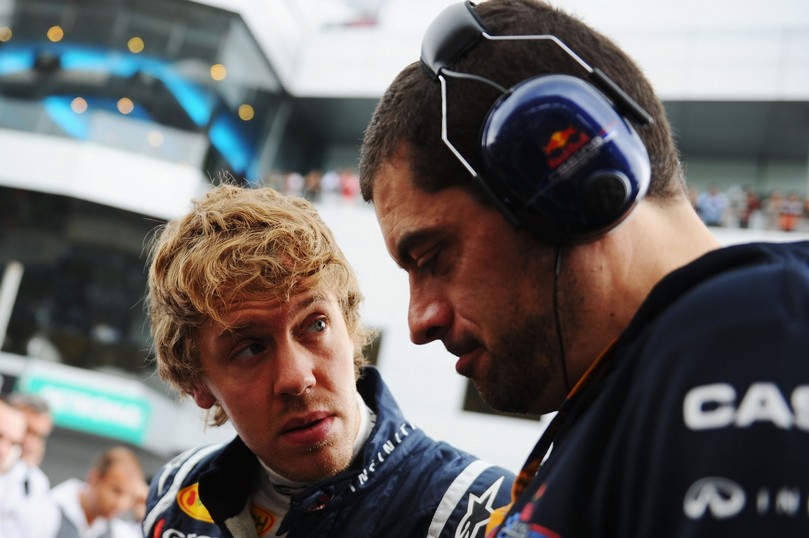 Себастьян Феттель беседует со своим гоночным инженером Гийом Рокленом перед гонкой на Гран-при Малайзии 2011