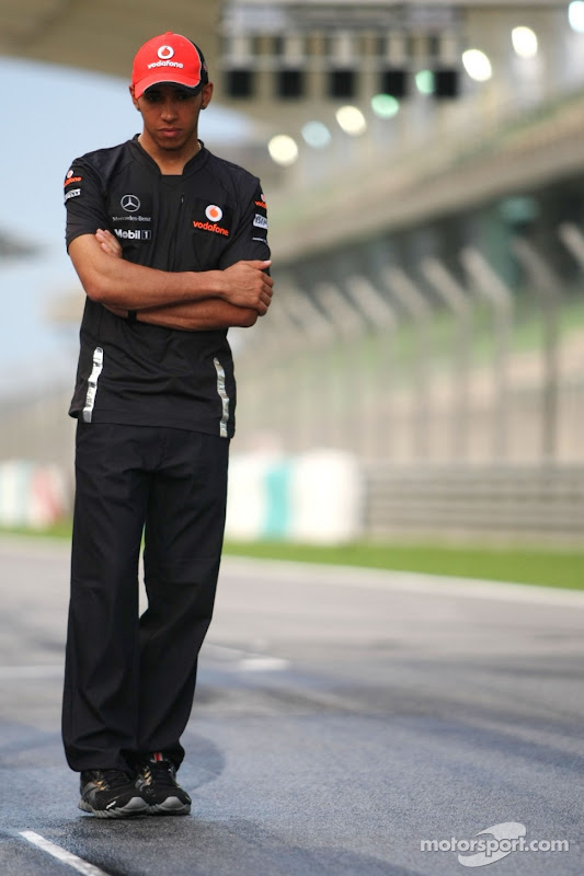 Льюис Хэмилтон одиноко стоит на старт-финишной прямой Куала-Лумпура на Гран-при Малайзии 2011
