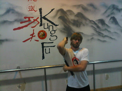 Ник Хайдфельд занимается нунчаками в Шанхае 2011