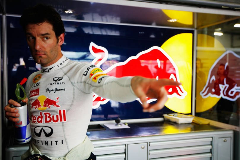 Марк Уэббер показывает куда-то пальцем во время свободных заездов на Гран-при Китая 2011