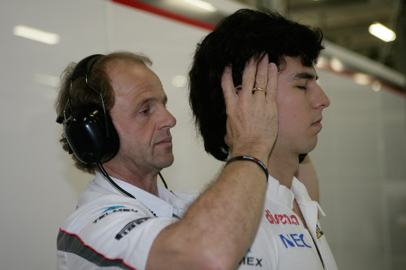 физиотерапевт Йозеф Лебер помогает Серхио Пересу на Гран-при Китая 2011
