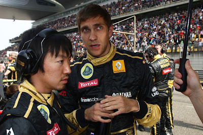 Виталий Петров разговаривает со своим гоночным инженером Аяо Комацу перед гонокой на Гран-при Китая 2011