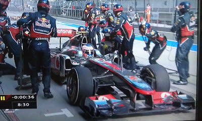 Дженсон Баттон ошибается боксами и заезжает к механикам Red Bull на Гран-при Китая 2011