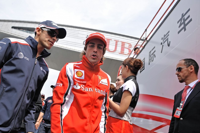 Пастор Мальдонадо и Фернандо Алонсо идут на парад пилотов Гран-при Китая 2011