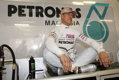 Михаэль Шумахер со смешным лицом в гараже команды Mercedes GP на Гран-при Китая 2011