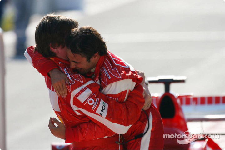 Фелипе Масса обнимается с Робом Смедли после победы на Гран-при Турции 2006
