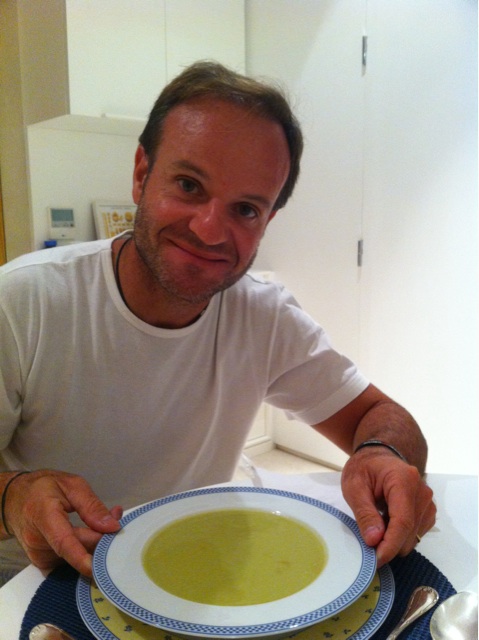 Рубенс Баррикелло с тарелкой супа