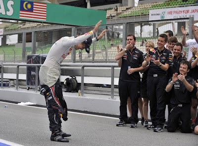 Себастьян Феттель кланяется своим механикам после победы на Гран-при Малайзии 2011