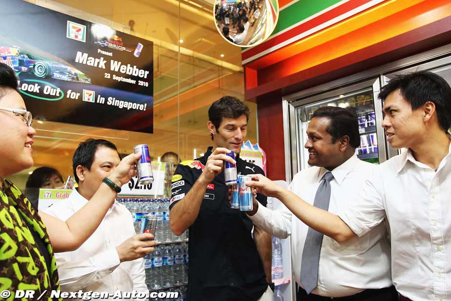 Марк Уэббер выпивает Red Bull в магазине Сингапура на Гран-при Сингапура 2010