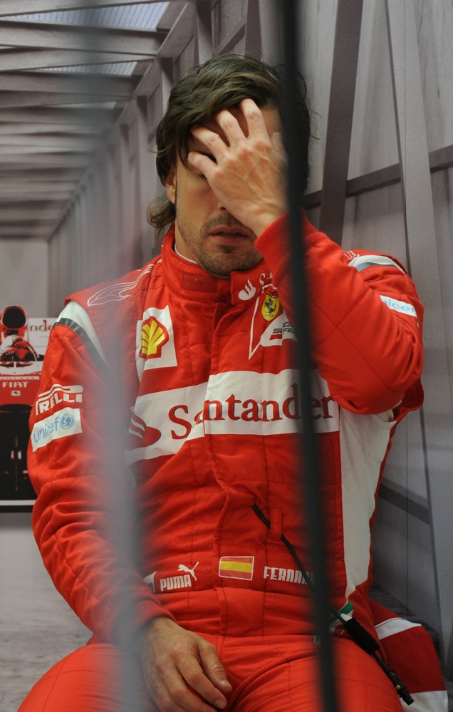 уставший Фернандо Алонсо в боксах команды Ferrari на Гран-при Турции 2011