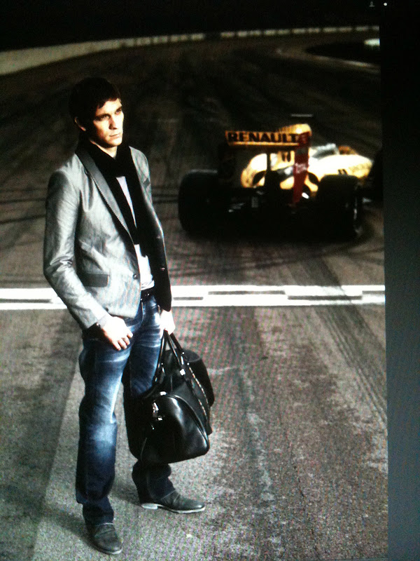 фотоснимок Виталия Петрова с сумкой на фоне болида Renault