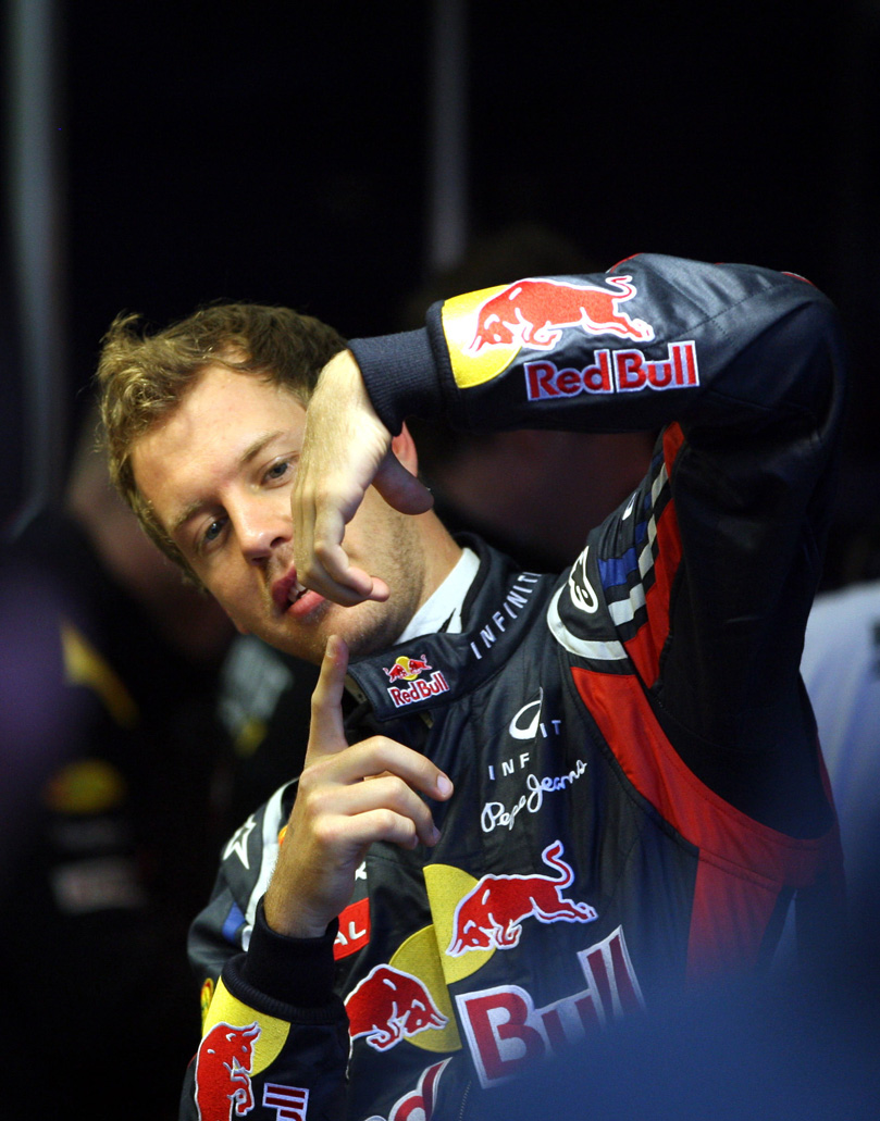 главный палец Себастьяна Феттеля в Шпильберге на открытии трассы Red Bull Ring 14 мая 2011