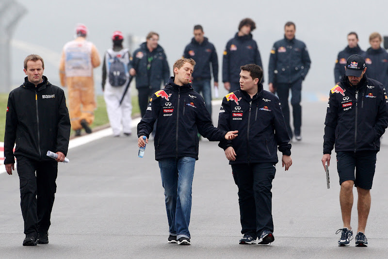Себастьян Феттель вместе с механиками Red Bull инспектирует трассу в Истамбуле на Гран-при Турции 2011