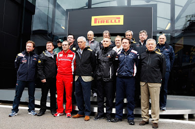 Главы команд Ф-1 на фоне моторхоума Pirelli на Гран-при Турции 2011