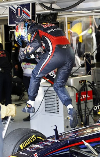 vettel_jump_tur11.jpg