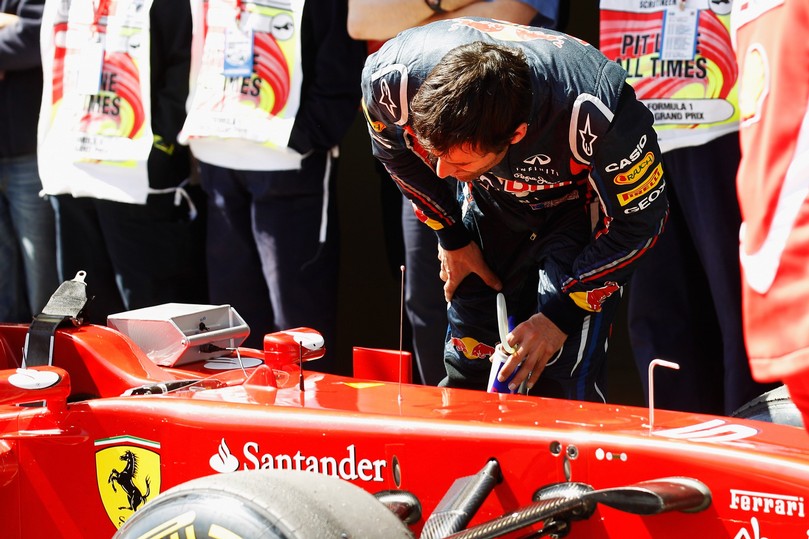 Марк Уэббер инспектирует болид Ferrari после квалификации на Гран-при Турции 2011