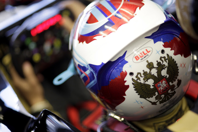 шлем Виталия Петрова с двуглавым орлом гербом россии на Гран-при Турции 2011