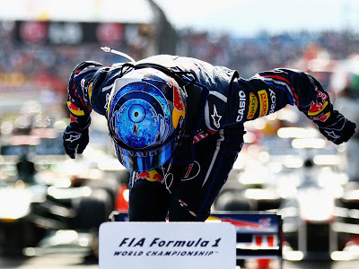 Себастьян Феттель вылазит из болида Red Bull после победы на Истамбул-Парке Гран-при Турции 2011