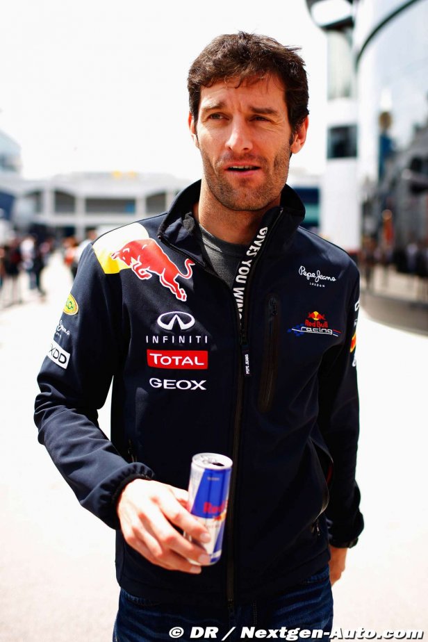 Марк Уэббер идет по паддоку Истамбула с банкой Red Bull на Гран-при Турции 2011