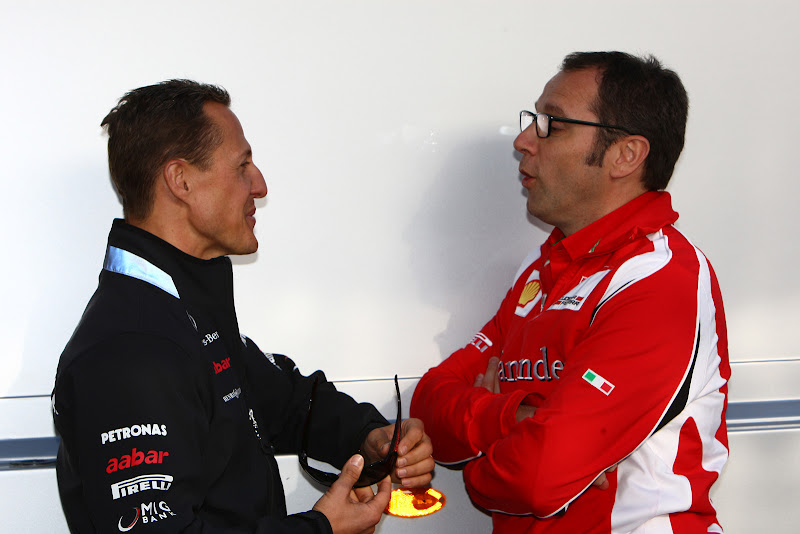 Михаэль Шумахер и Стефано Доменикали обсуждают что-то на Гран-при Турции 2011