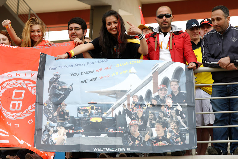 болельщица Себастьяна Феттеля PINAR с плакатом на Гран-при Турции 2011