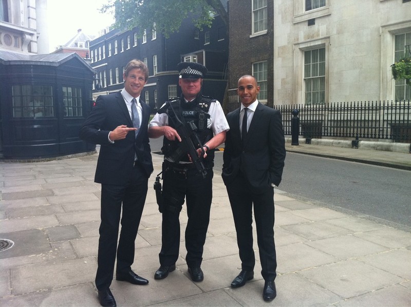 Дженсон Баттон и Льюис Хэмилтон с дорожным инспектором в Лондоне 11 мая 2011