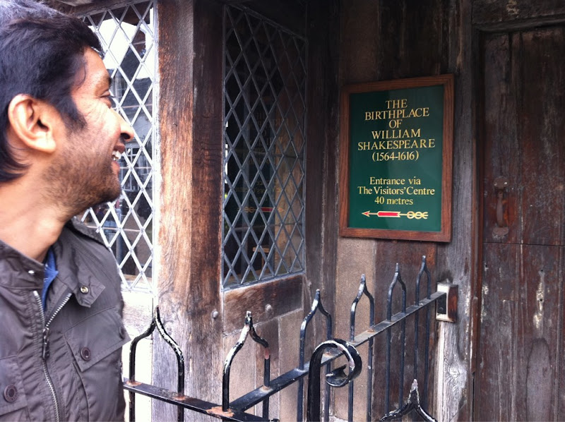 Нараин Картикеян на фоне дома где родился Шекспир в Стратфорде-на-Эйвоне