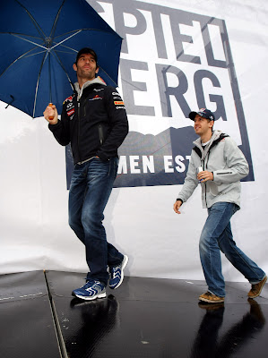 Себастьян Феттель следует за Марком Уэббером с зонтиком на открытии трассы Red Bull Ring 15 мая 2011