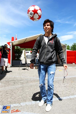 Серхио Перес с футбольным мячом в паддоке на Гран-при Испании 2011