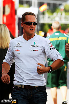 Михаэль Шумахер куда-то опаздывает и бежит на Гран-при Испании 2011