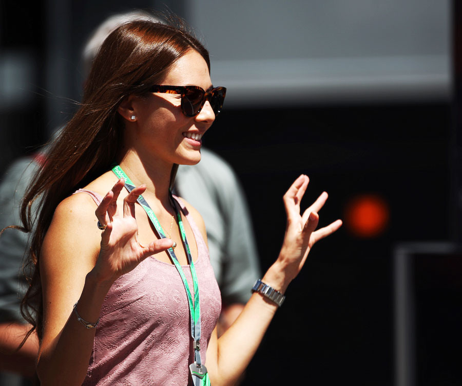 Джессика Мичибата с поднятыми руками на Гран-при Испании 2011