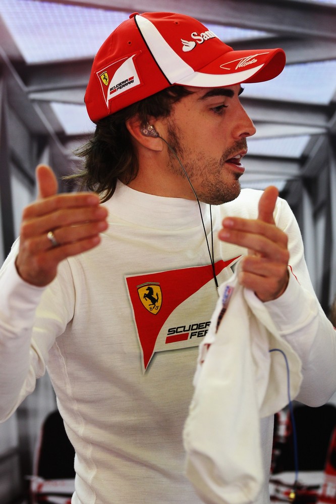 Фернандо Алонсо активно жестикулирует в боках команды Ferrari на Гран-при Испании 2011