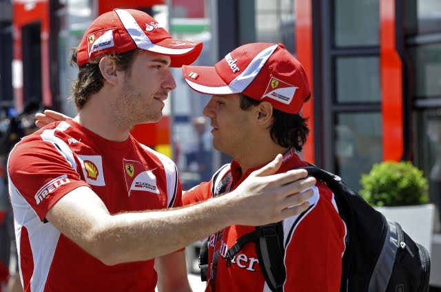 Жюль Бьянки и Фелипе Масса обнимаются на Гран-при Испании 2011